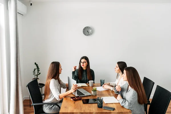 Giovani donne attraenti in un incontro in ufficio — Foto Stock