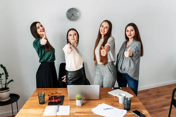 Mädchengruppe steht und zeigt Daumen hoch — Stockfoto