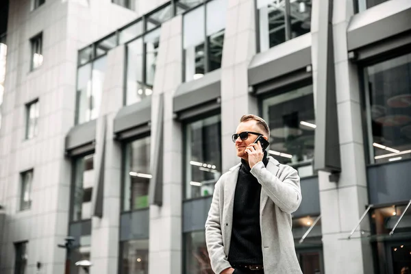 Elegante hombre de negocios hablando por teléfono —  Fotos de Stock