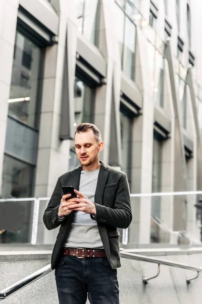 Un hombre en casual inteligente está charlando por teléfono —  Fotos de Stock