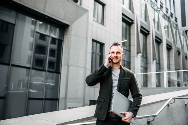 Moderno joven y creativo hombre de negocios con portátil —  Fotos de Stock