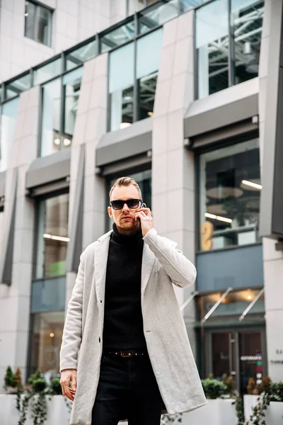 Elegante hombre de negocios hablando por teléfono —  Fotos de Stock