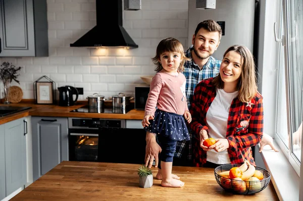 Family at home on the weekend — 图库照片