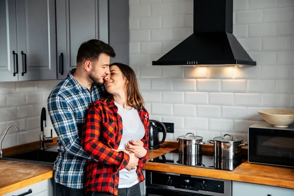 Giovane coppia innamorata in cucina — Foto Stock