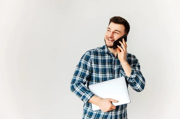 Positive young business man with laptop — Φωτογραφία Αρχείου