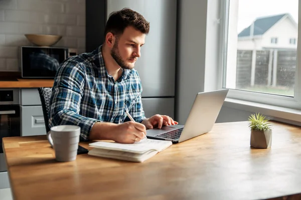 Jovem freelancer masculino trabalha em casa — Fotografia de Stock