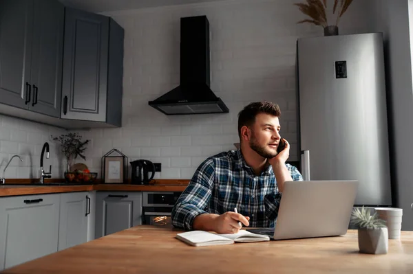Jovem freelancer masculino trabalha em casa — Fotografia de Stock