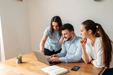 Genç ofis çalışanları. Beyaz arka planda bir resim.