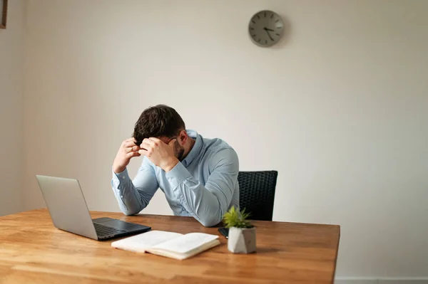 Empregado no escritório com um laptop está chateado — Fotografia de Stock