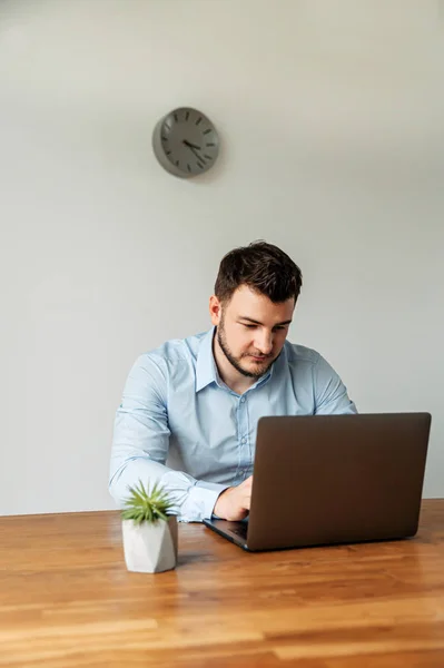 Trabalhador de escritório masculino atraente está usando um laptop — Fotografia de Stock