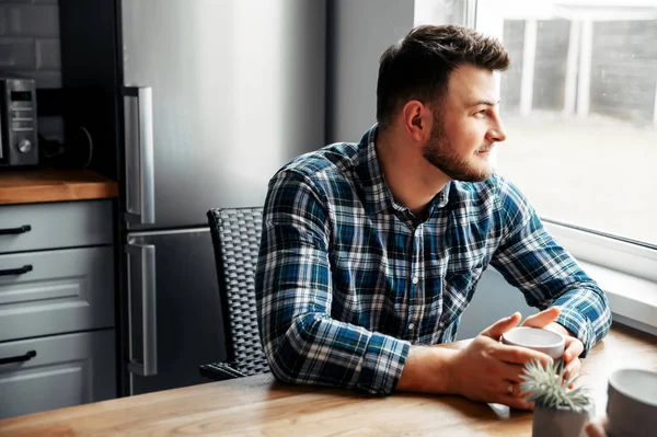 Pareja enamorada en camisas a cuadros en casa — Foto de Stock