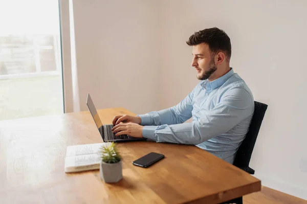 Um funcionário de escritório em uma camisa está pensando cuidadosamente — Fotografia de Stock