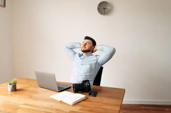 Rest at the workplace in the office — Stock Photo, Image