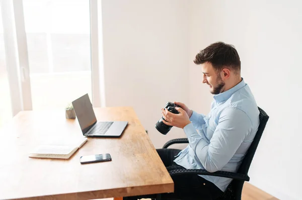 Joven en la oficina con una camisa azul — Foto de Stock