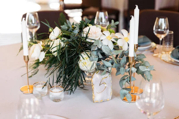 Banquete festivo ao ar livre com decoração de flores — Fotografia de Stock