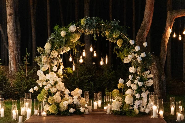 Evening wedding ceremony with garlands of lamps — Stockfoto
