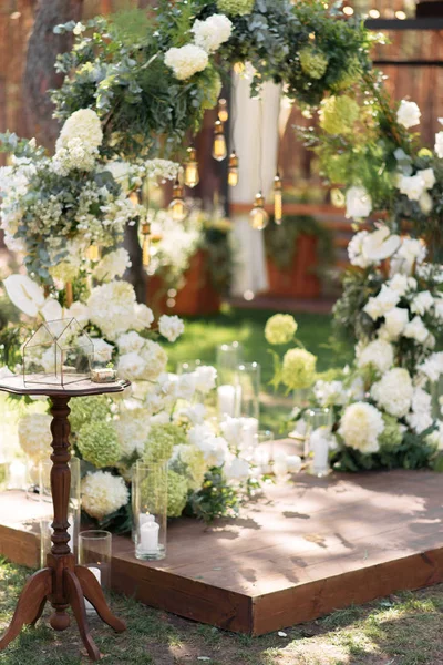 Cerimônia de casamento ao ar livre no verão — Fotografia de Stock