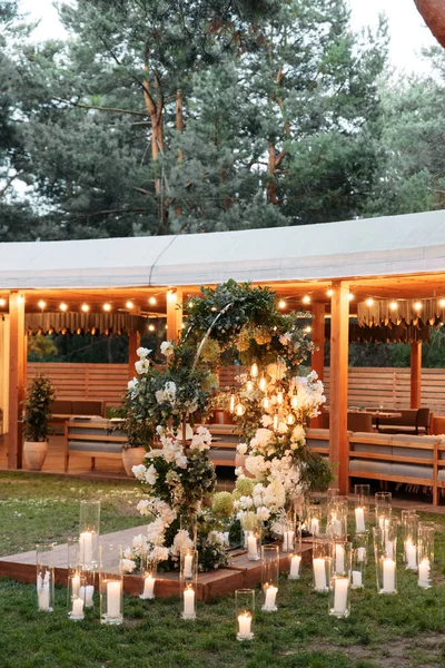 Evening wedding ceremony with garlands of lamps — ストック写真