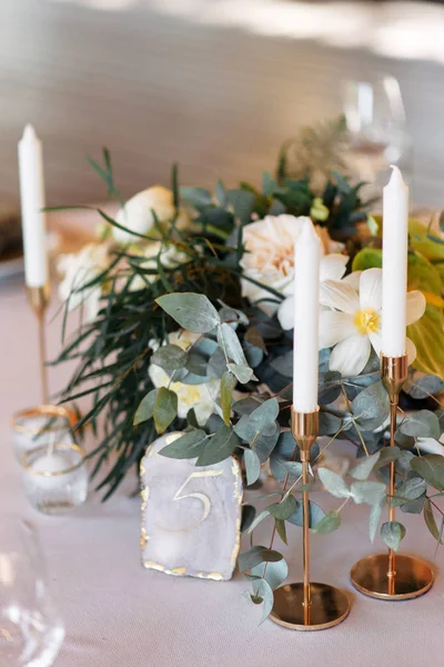 Banquete festivo al aire libre con decoración de flores —  Fotos de Stock