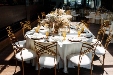 Sıcak kahverengiyle boho stili düğün partisi.