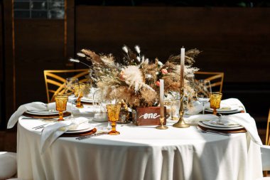 Sıcak kahverengiyle boho stili düğün partisi.