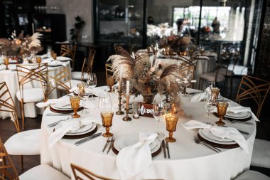 Sıcak kahverengiyle boho stili düğün partisi.