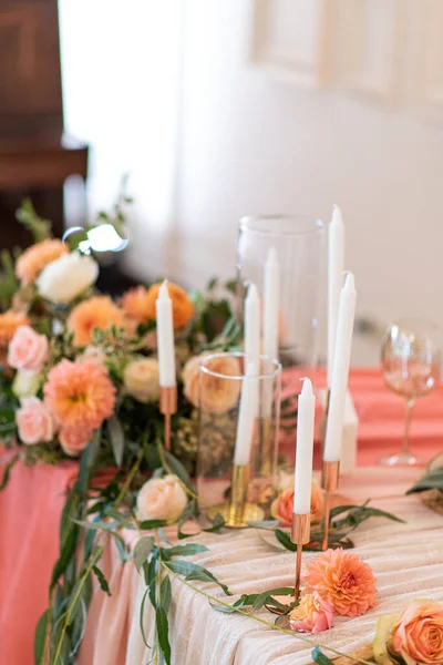 Elegante decoración de un banco de bodas en melocotón y verde —  Fotos de Stock