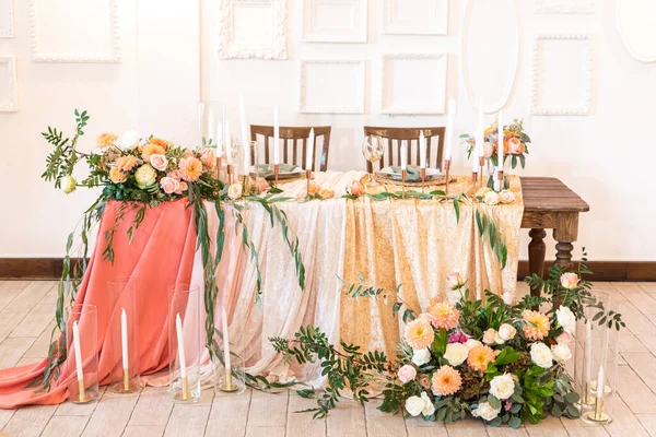 Decoração elegante de um banco de casamento em pêssego e verde — Fotografia de Stock