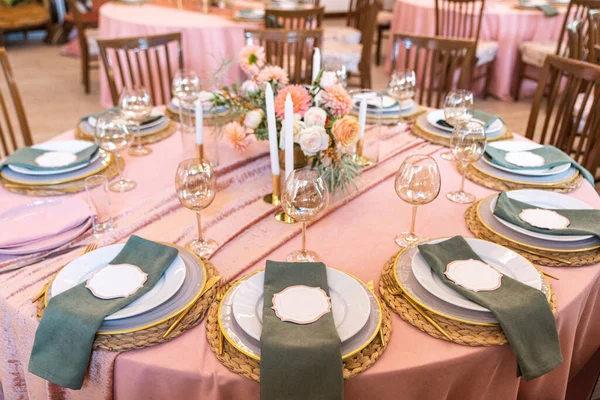 Elegante decoración de un banco de bodas en melocotón y verde —  Fotos de Stock