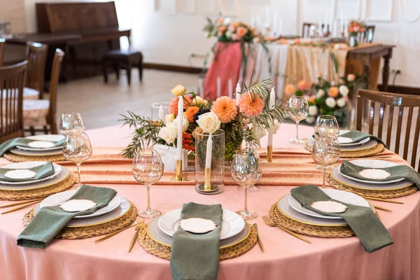 Decoração elegante de um banco de casamento em pêssego e verde — Fotografia de Stock