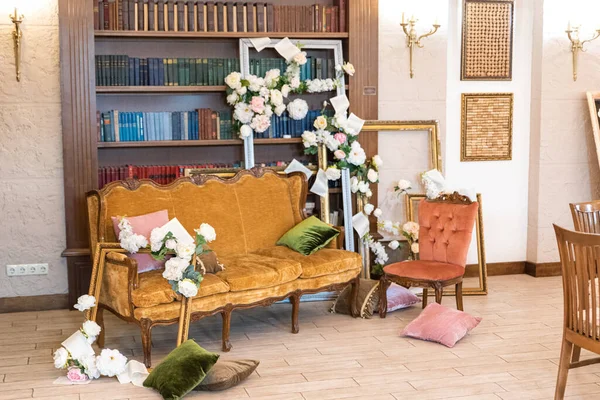 Antique sofa and armchair with bookshelves — Φωτογραφία Αρχείου