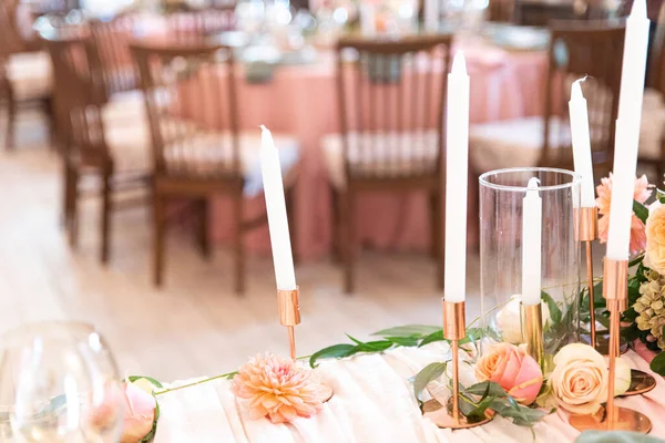 Элегантный декор свадебного банка в персиковом и зеленом — стоковое фото