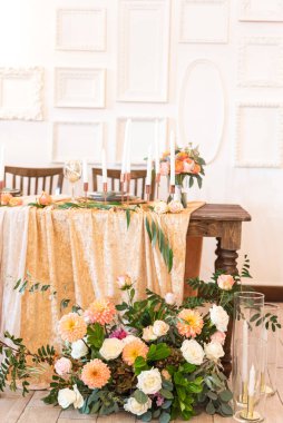 Elegant decor of a wedding bank in peach and green