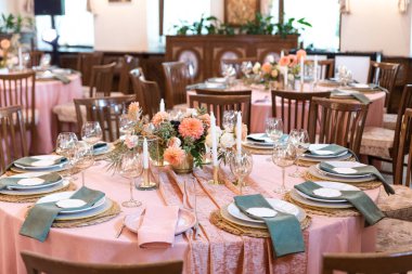Elegant decor of a wedding bank in peach and green