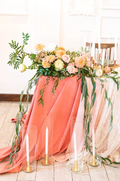 Decoração elegante de um banco de casamento em pêssego e verde — Fotografia de Stock