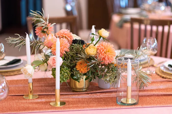 Elegante decoración de un banco de bodas en melocotón y verde —  Fotos de Stock