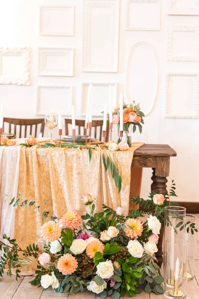 Elegante decoración de un banco de bodas en melocotón y verde —  Fotos de Stock