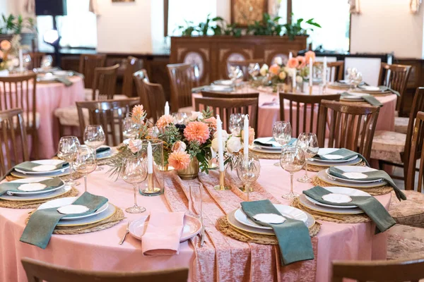 Элегантный декор свадебного банка в персиковом и зеленом — стоковое фото