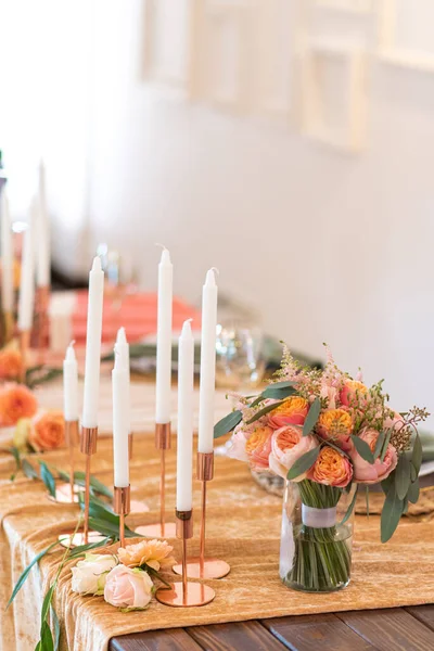 Elegante decoración de un banco de bodas en melocotón y verde —  Fotos de Stock