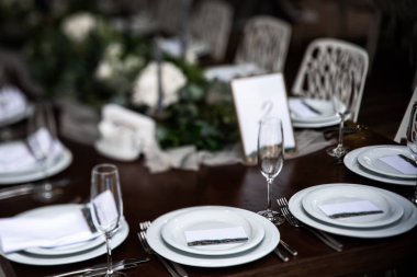 Classic white plates with guest cards