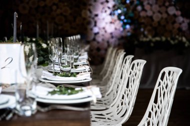 Çiçekler ve mumlarla süslenmiş şenlik masası.