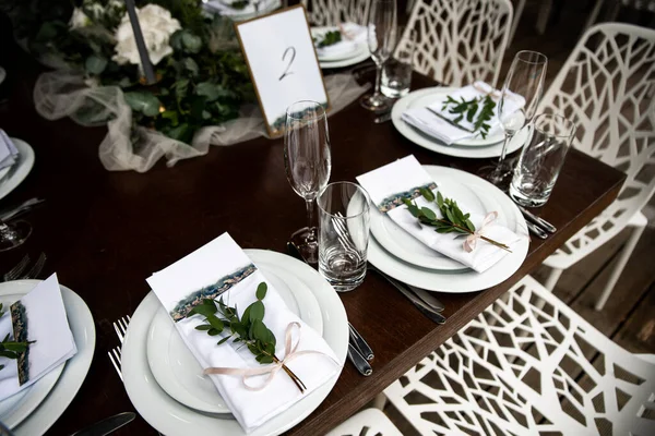 White napkin with eucalyptus and guest card on it — Zdjęcie stockowe