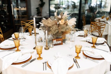 Sıcak kahverengiyle boho stili düğün partisi.