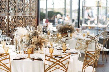 Sıcak kahverengiyle boho stili düğün partisi.