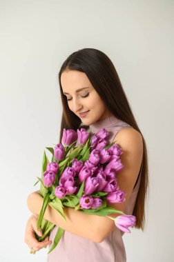 Bahar havası. İçeride laleleri olan güzel bir kadın.