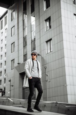 Yakışıklı bir adam sokakta yürüyor.