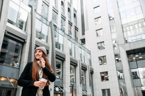 Jovem mulher em outerwear fala ao telefone — Fotografia de Stock