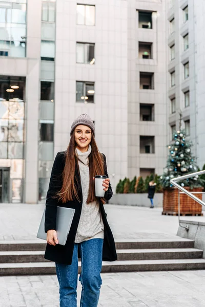 Una chica atractiva en el paisaje urbano con portátil — Foto de Stock