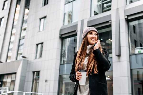 Jovem mulher em outerwear fala ao telefone — Fotografia de Stock