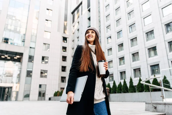 Una chica atractiva en el paisaje urbano con portátil — Foto de Stock